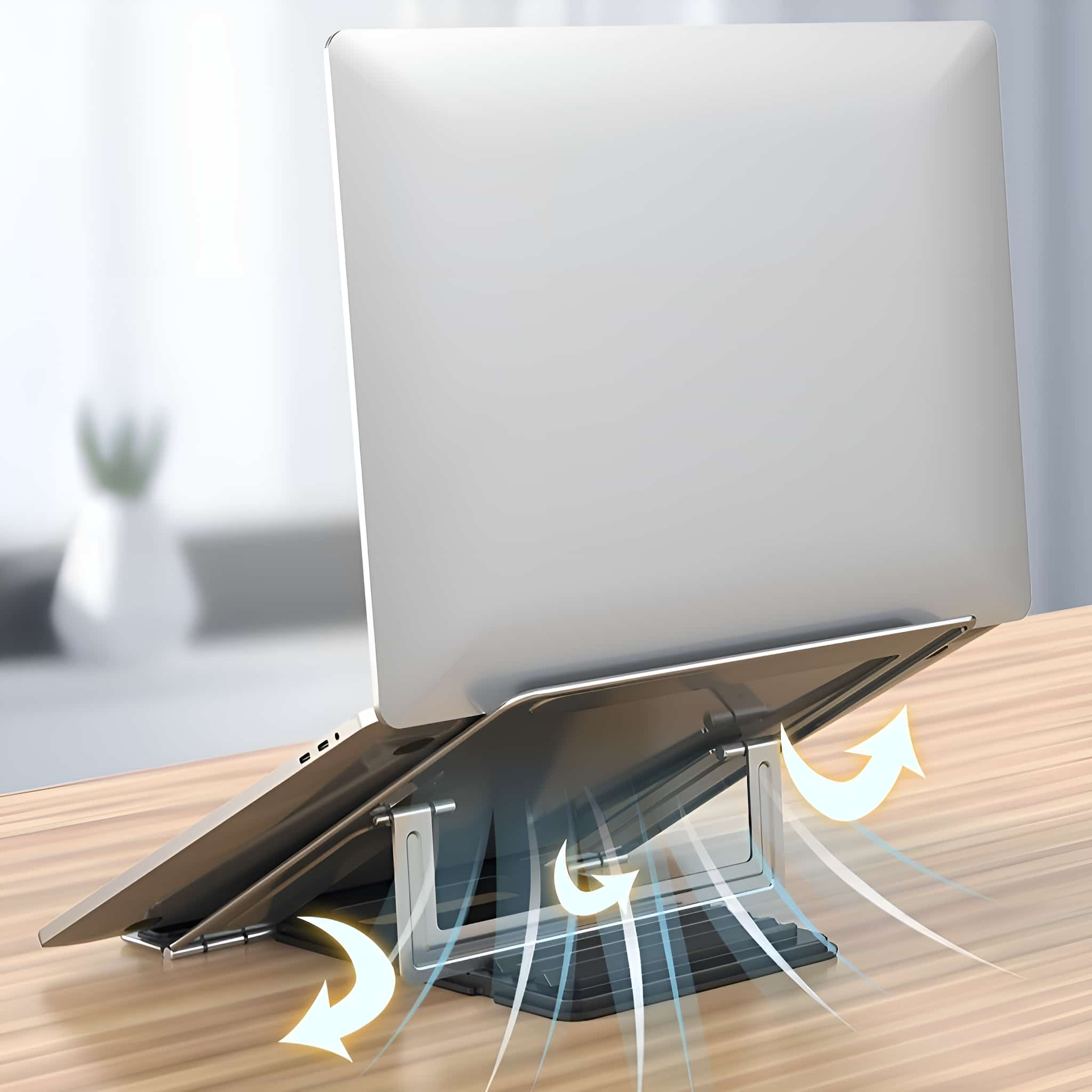 Laptop auf einem Ständer. Pfeile zeigen Luftstrom von den Lüftungsöffnungen des Ständers, auf einem Holztisch.