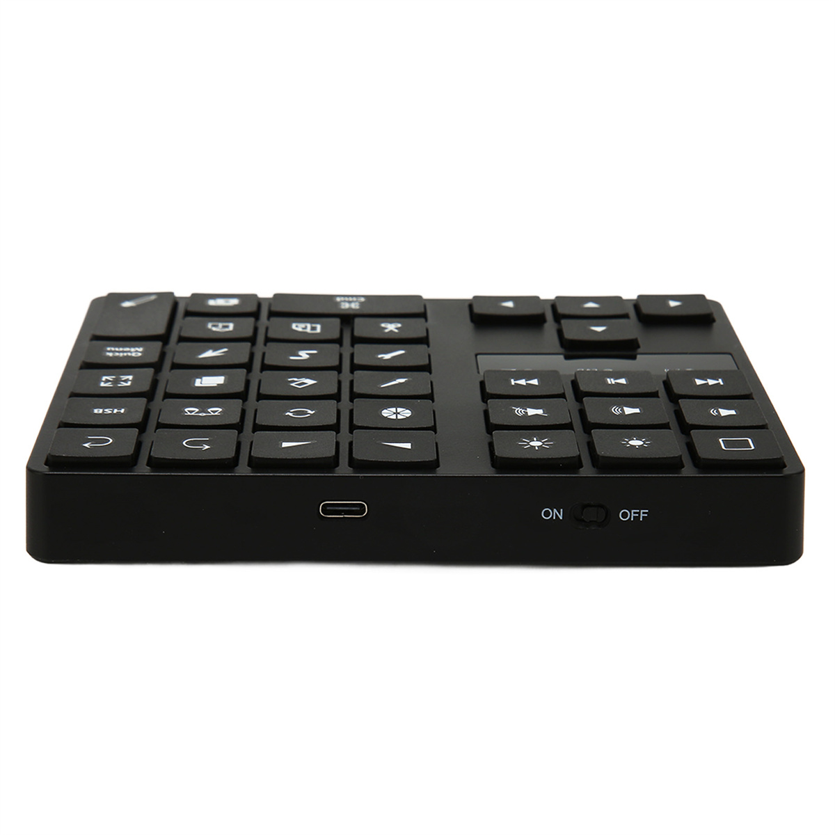 Kleine schwarze Tastatur mit vielen Tasten. Sie hat einen USB-C-Anschluss und einen Ein-/Ausschalter. Weißer Hintergrund.