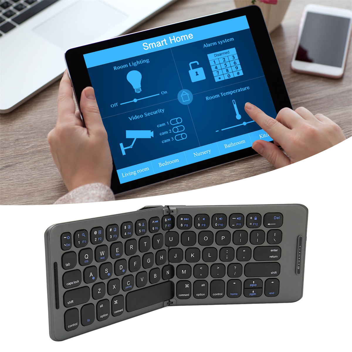 Eine Person hält ein Tablet, das eine Smart-Home-App anzeigt. Eine faltbare Tastatur davor.