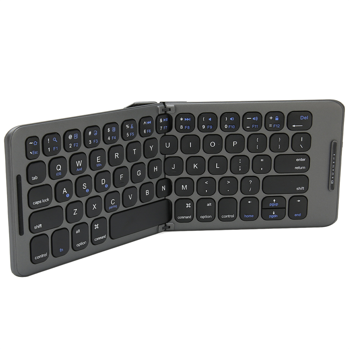 Faltbare graue Tastatur, Tasten sind sichtbar. Geöffnet, in Gebrauch. Weißer Hintergrund, mit blauer Hintergrundbeleuchtung.