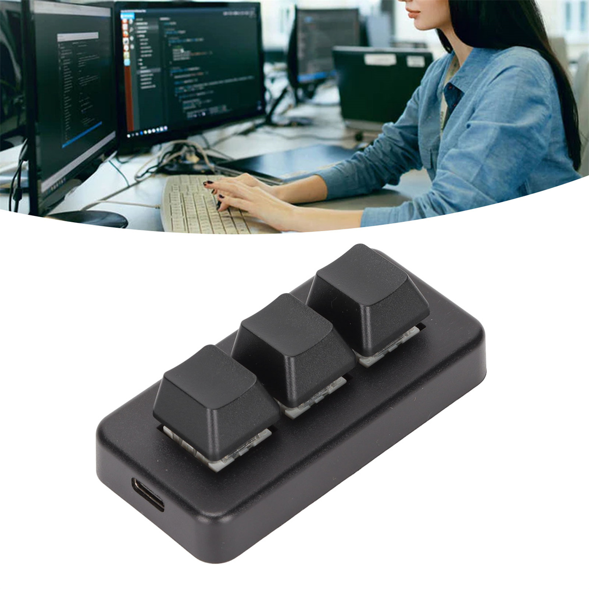 Eine Frau, die eine Tastatur benutzt. Im Vordergrund ein schwarzes Tastenfeld mit drei Tasten.