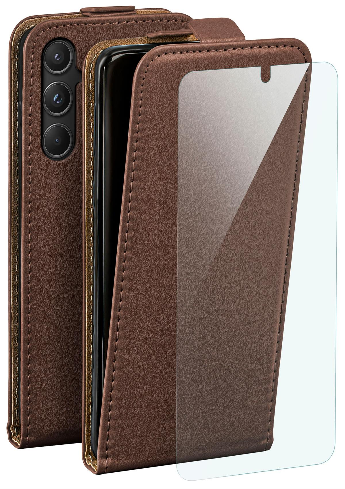 Eine braune Handyhülle mit Handy und Displayschutz, auf Weiß.