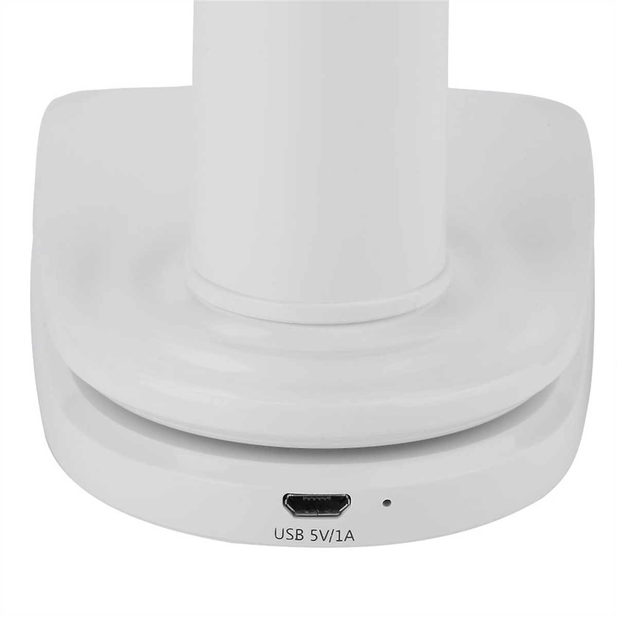 Nahaufnahme eines weißen Sockels mit USB 5V/1A Anschluss.