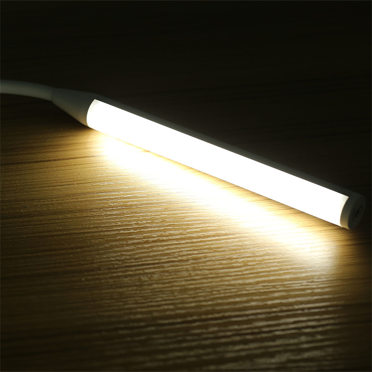 Ein heller, gerader LED-Lichtbalken auf einer Holzoberfläche.