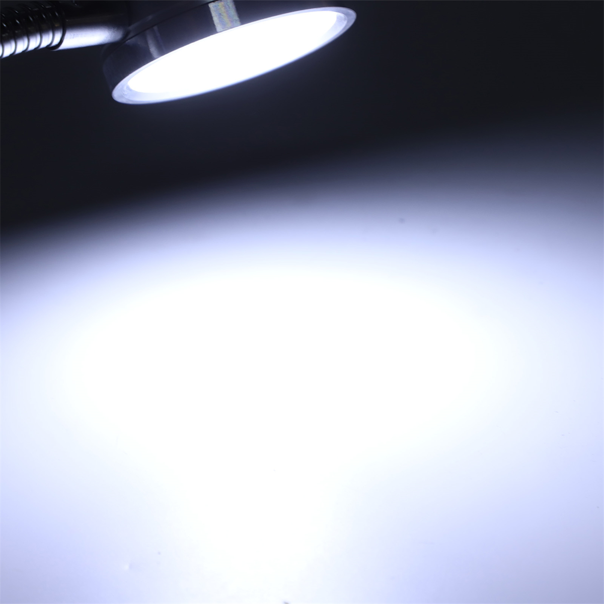 Eine Schreibtischlampe, die Licht scheint. Das Licht ist hell und beleuchtet den Bereich.