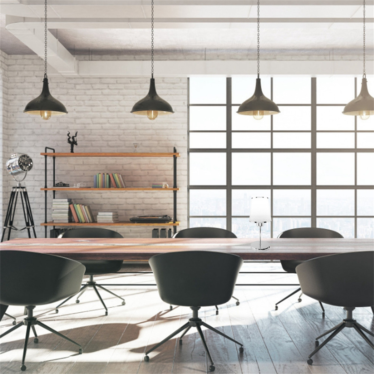 Modernes Büro mit langem Holztisch und schwarzen Stühlen. Lampen hängen von der Decke.