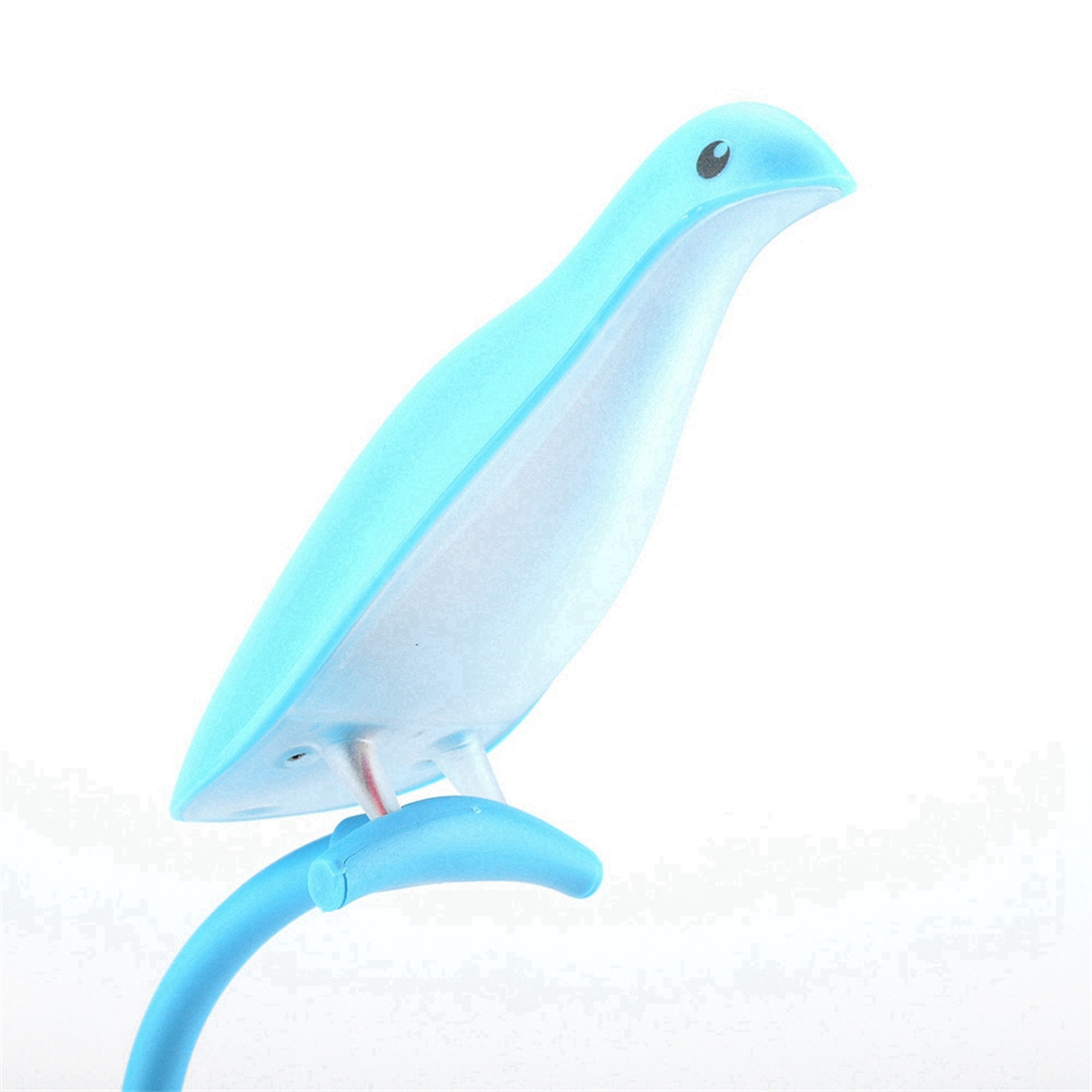 Eine teal-farbene vogelförmige Lampe auf blauem Ständer, weißer Hintergrund.