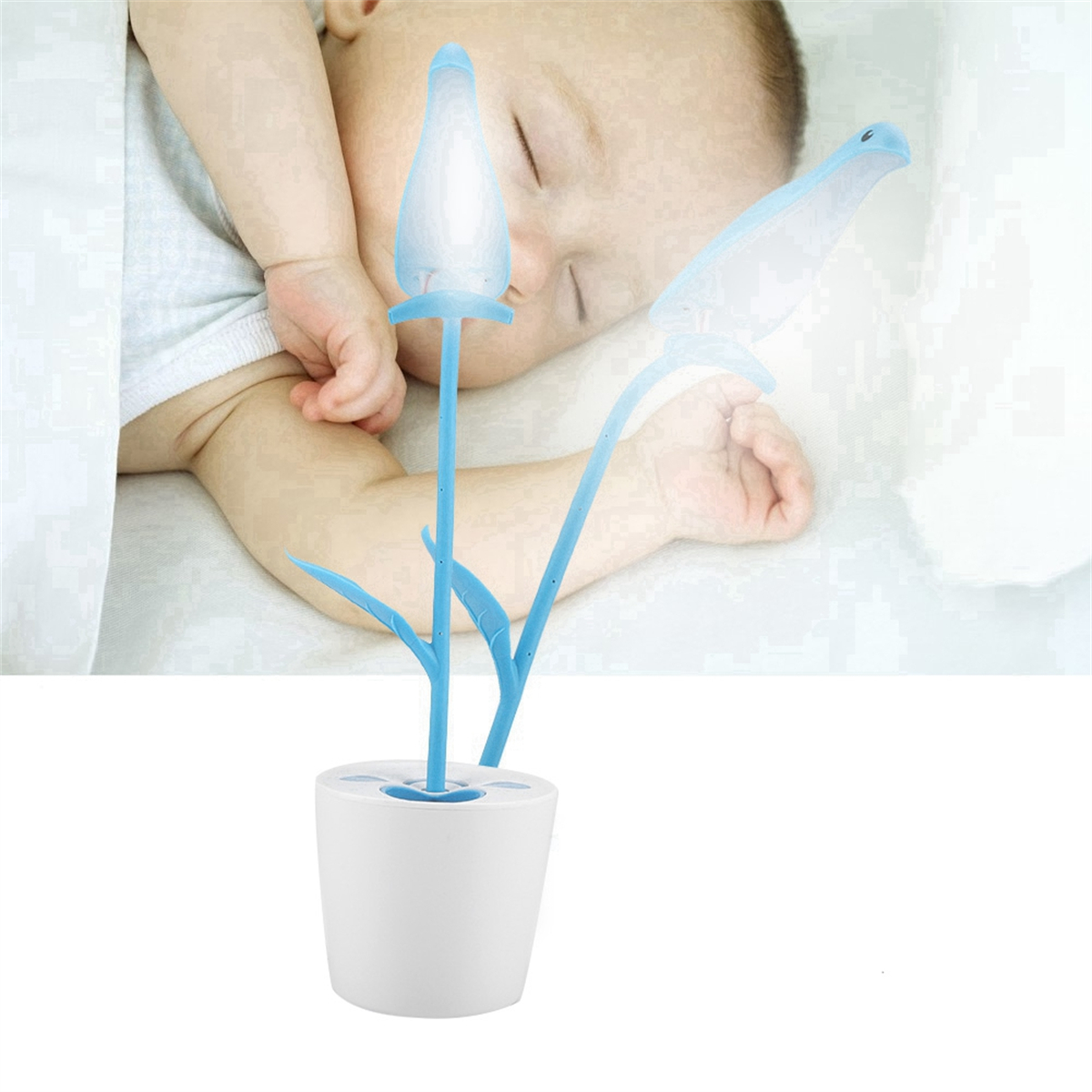 Ein Baby schläft mit einem blütenförmigen Flaschenhalter im Vordergrund.