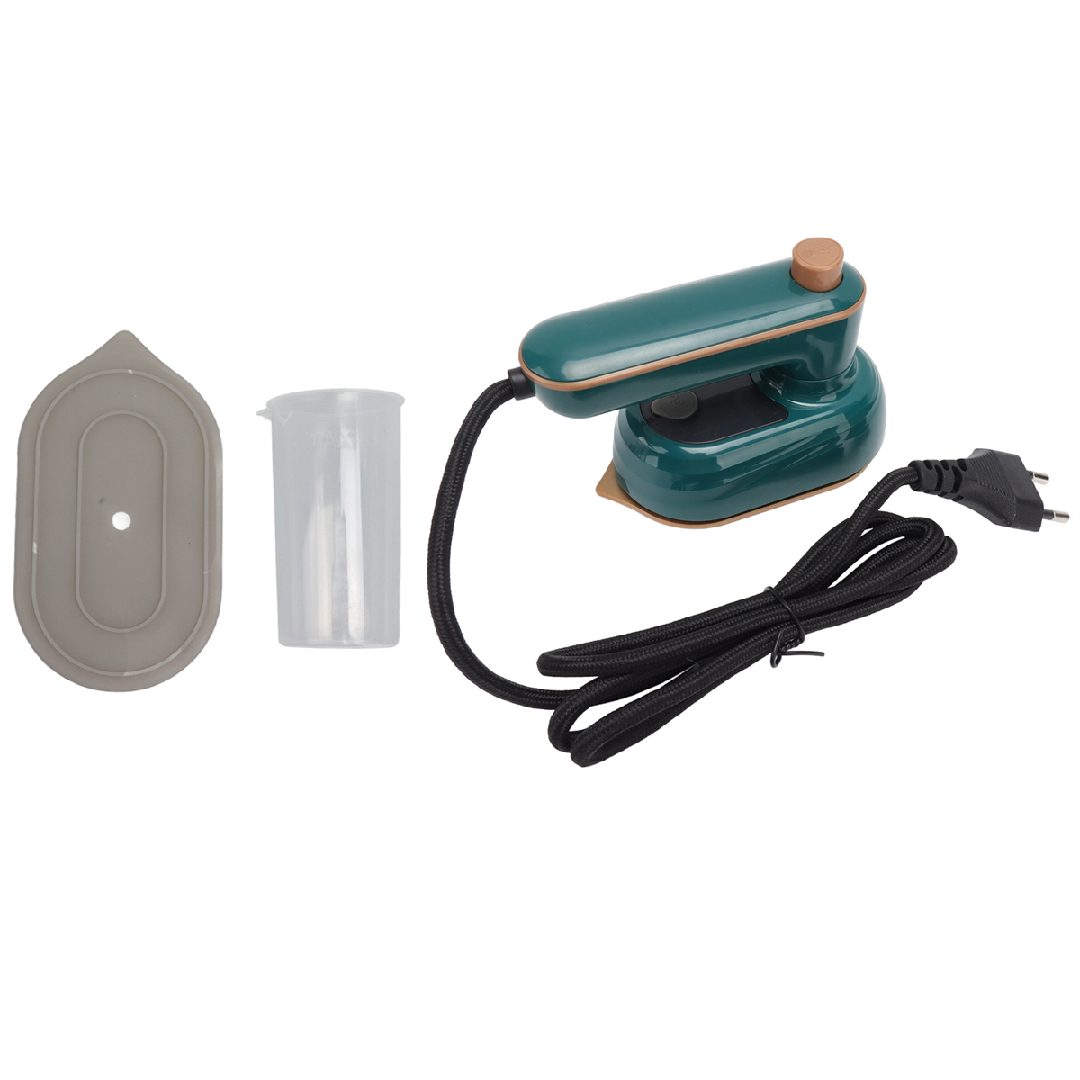 Mini-Bügeleisen in Grün mit Zubehör. Graues Pad, Plastikbecher und schwarzes Kabel. Weißer Hintergrund.