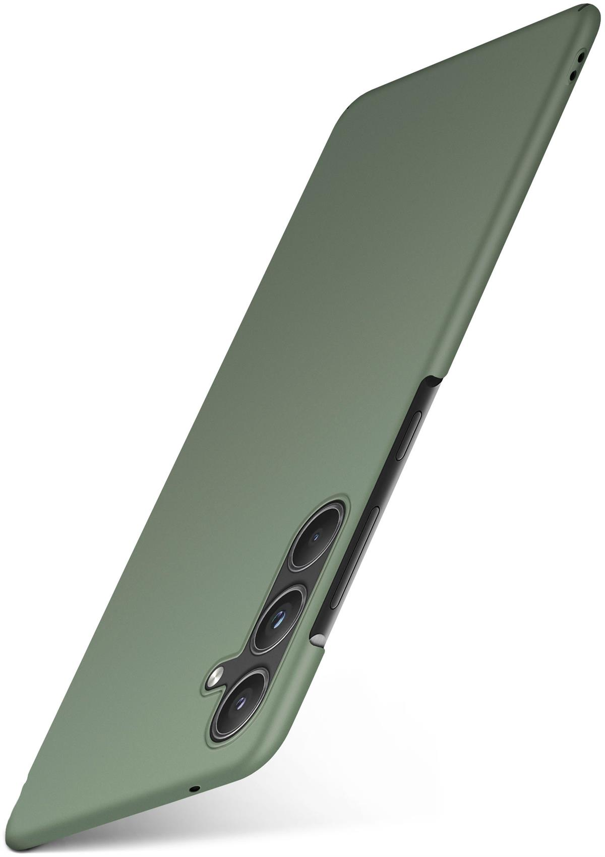 Grüne Handyhülle mit dreifachen Kameralöchern auf der Rückseite, schräg, Telefon innen.