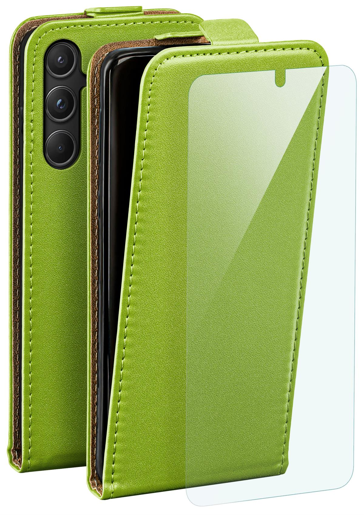 Grüne Handyhülle mit Handy und Displayschutz. Brauner und grüner Hintergrund.
