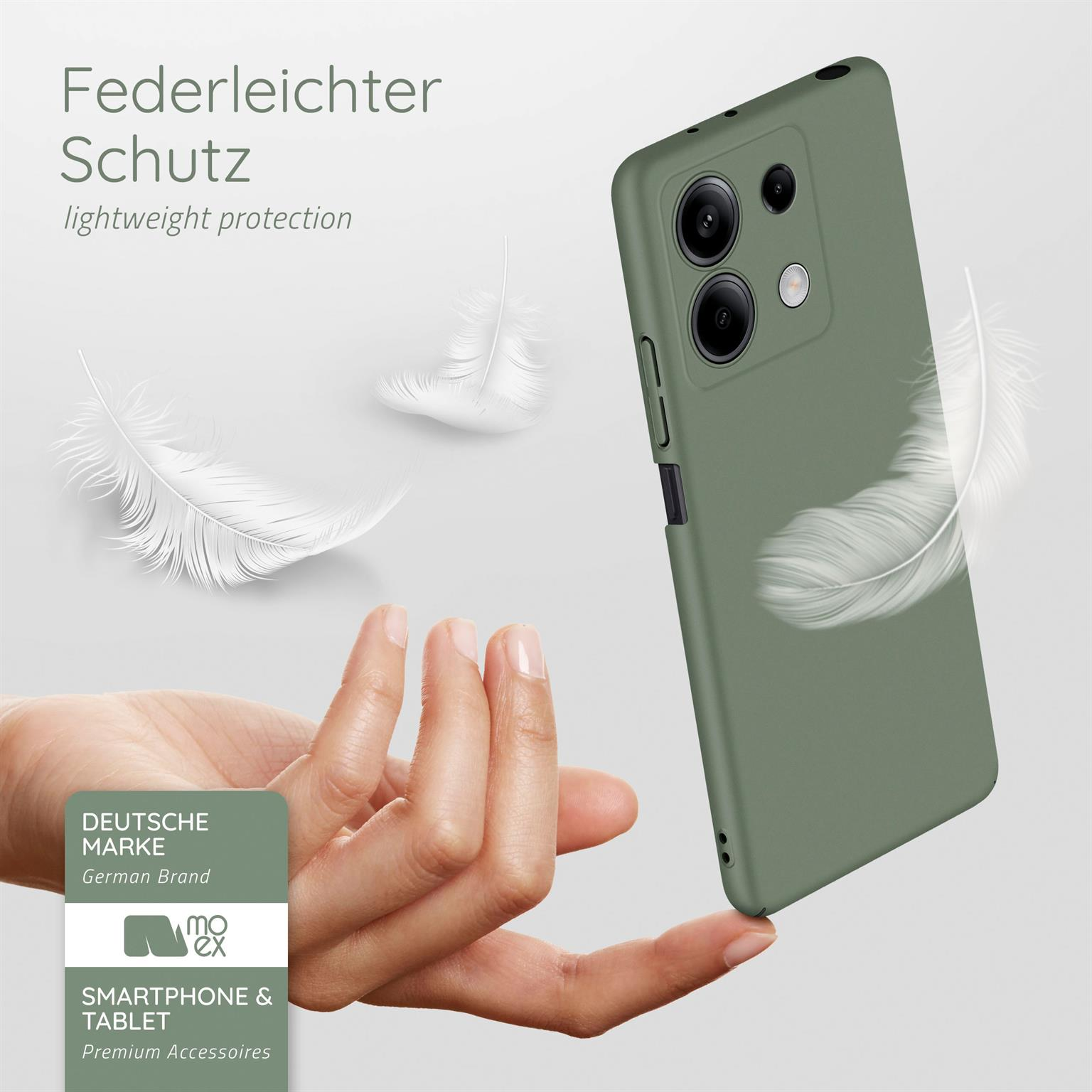 Hand hält Handyhülle mit Federn im Hintergrund.