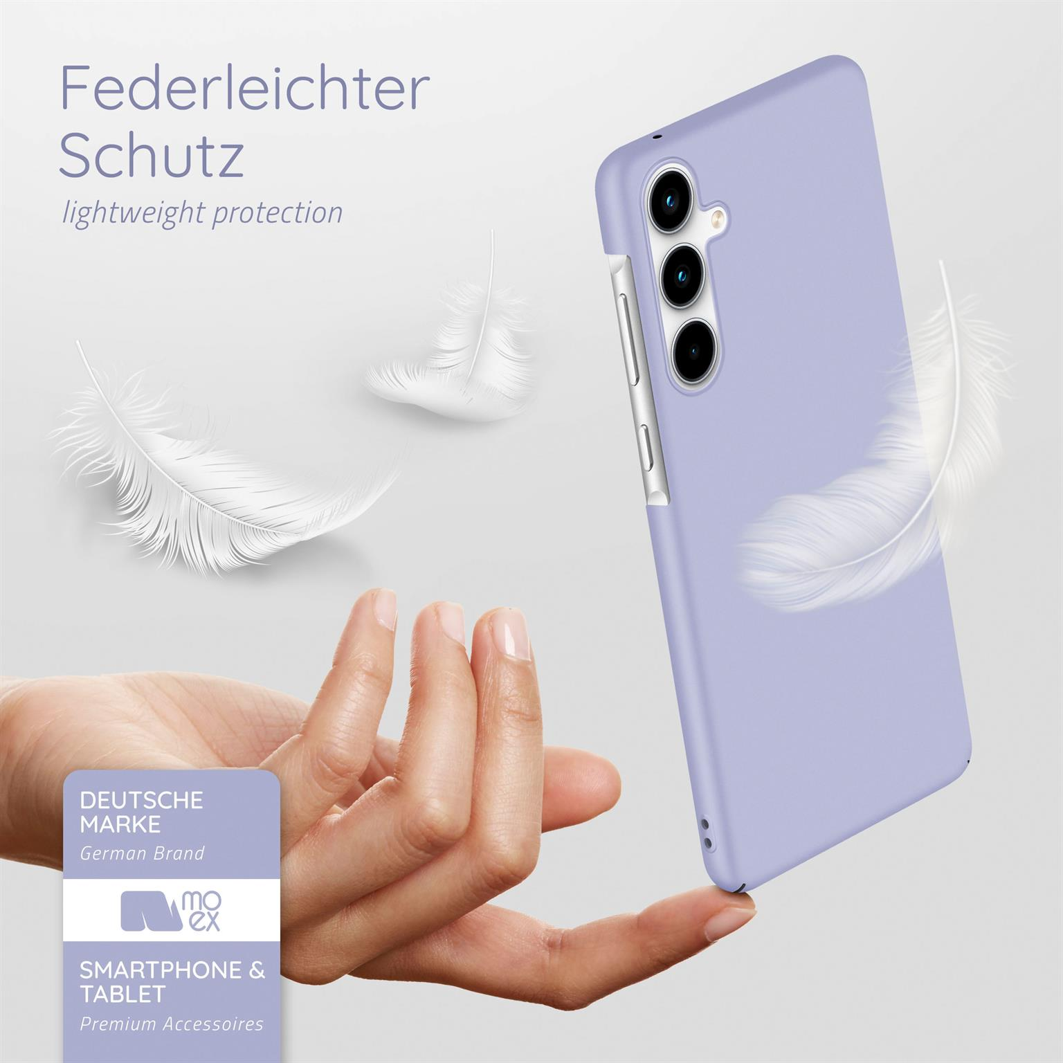 Eine hellviolette Handyhülle mit Federn, die im Hintergrund schweben. Eine Hand hält das Telefon.
