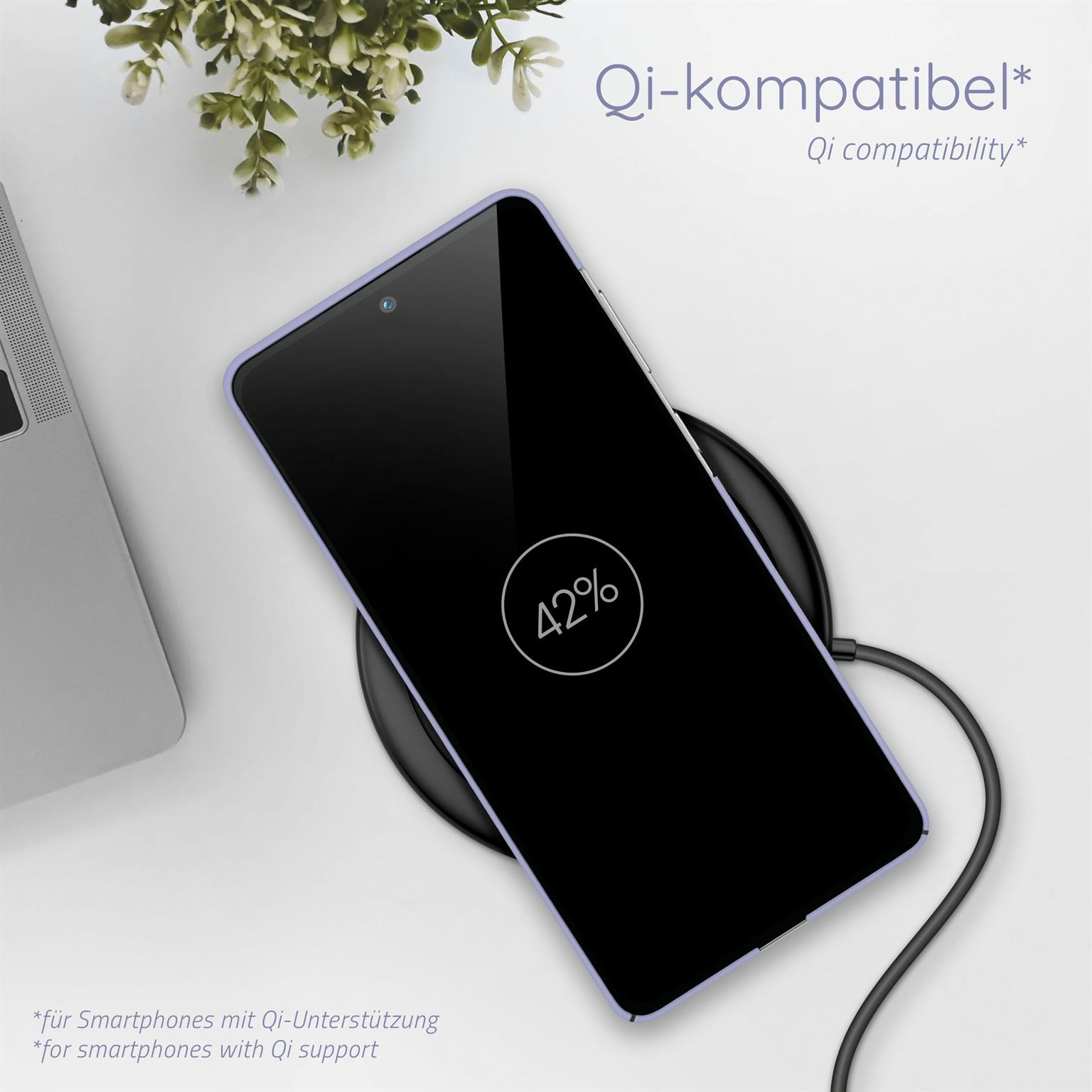 Smartphone mit 42 % Ladung auf einem kabellosen Ladegerät. Der Text auf dem Bild besagt Qi-kompatibel.