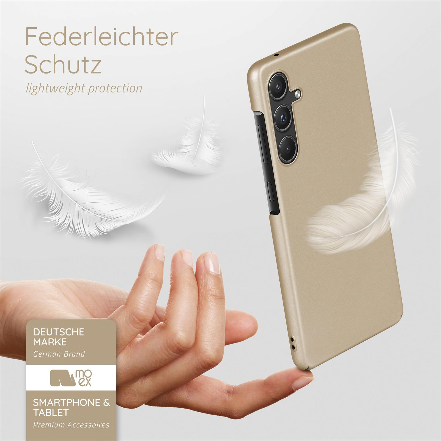 Goldene Handyhülle mit Telefon. Federn im Hintergrund. Text auf Deutsch.