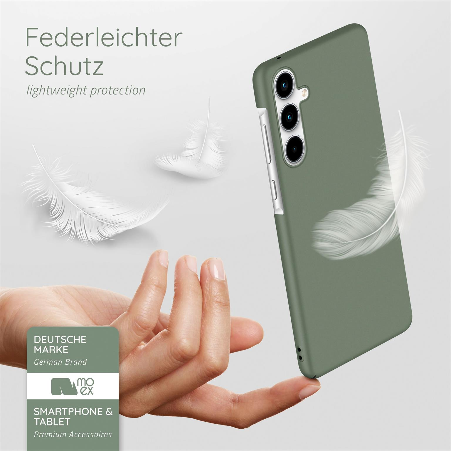Hand hält grüne Handyhülle mit Federn und Text. Deutsches Markenlabel.