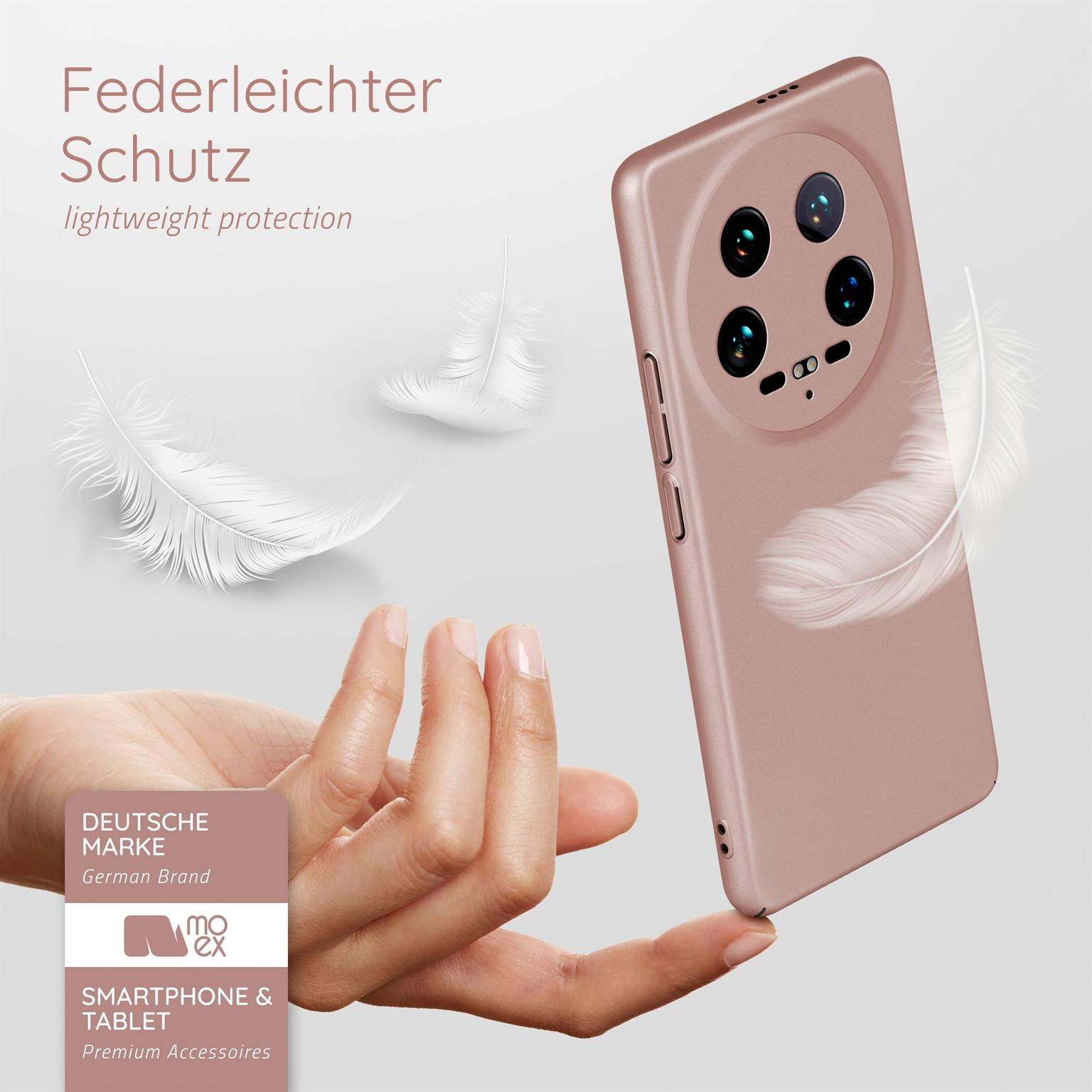 Rosa Handyhülle, von einer Hand gehalten, mit Federn und Logo.