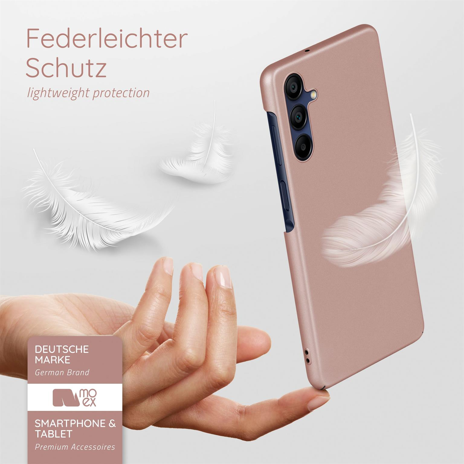 Eine rosa Handyhülle mit einem Telefon darin. Eine Hand hält die Hülle mit drei Federn.