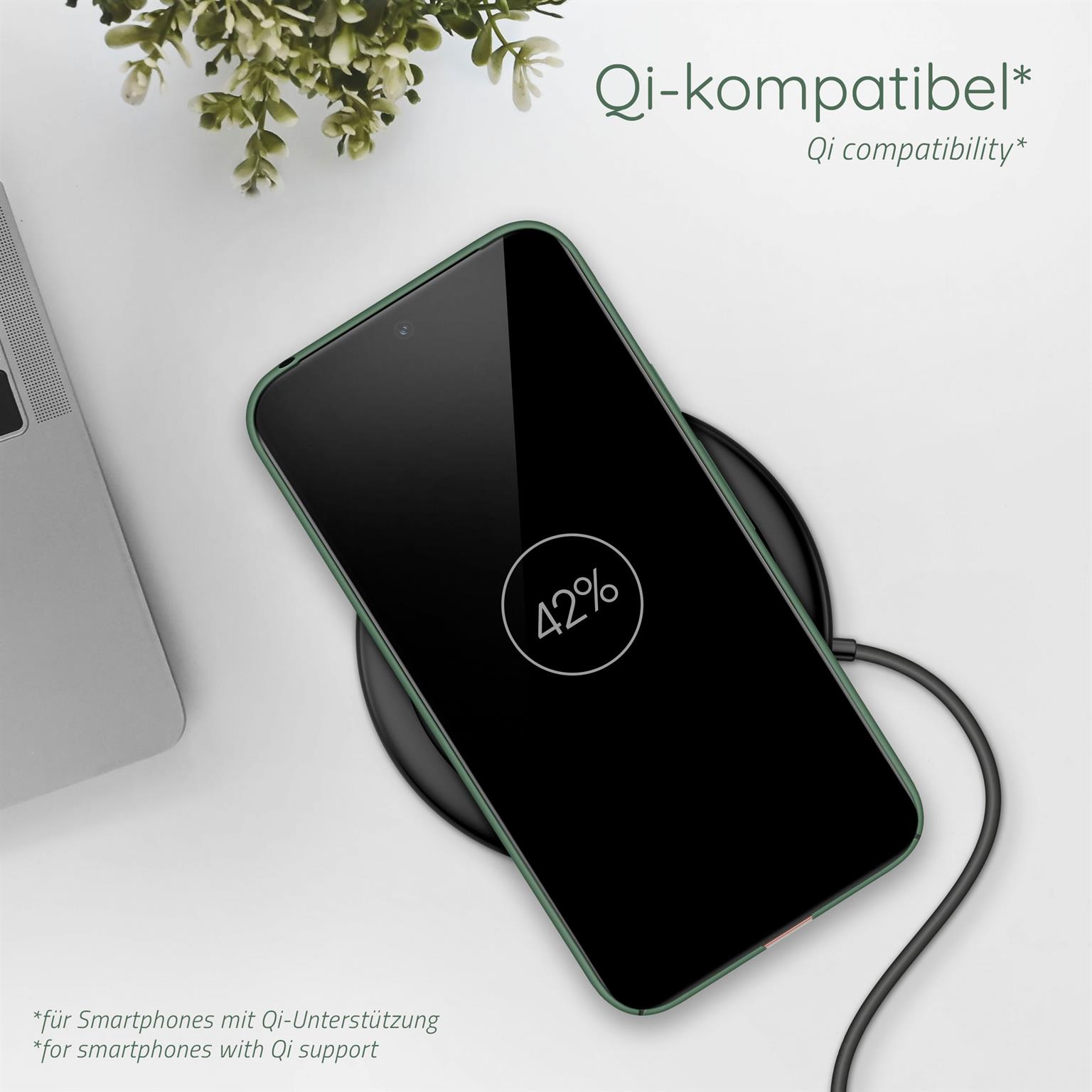 Ein Smartphone, das drahtlos auf einem schwarzen Pad geladen wird, mit Prozentanzeige auf dem Bildschirm.
