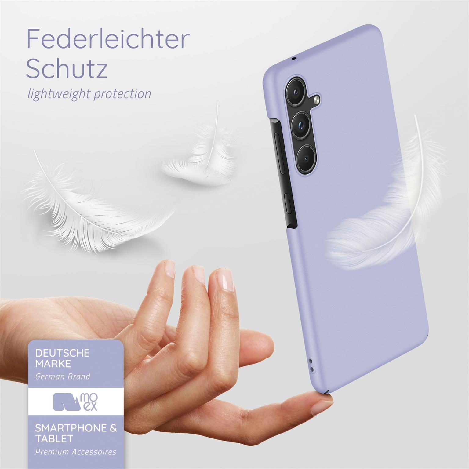 Eine Handyhülle in der Hand. Federn schweben um das Telefon. Ein Logo in der Ecke.