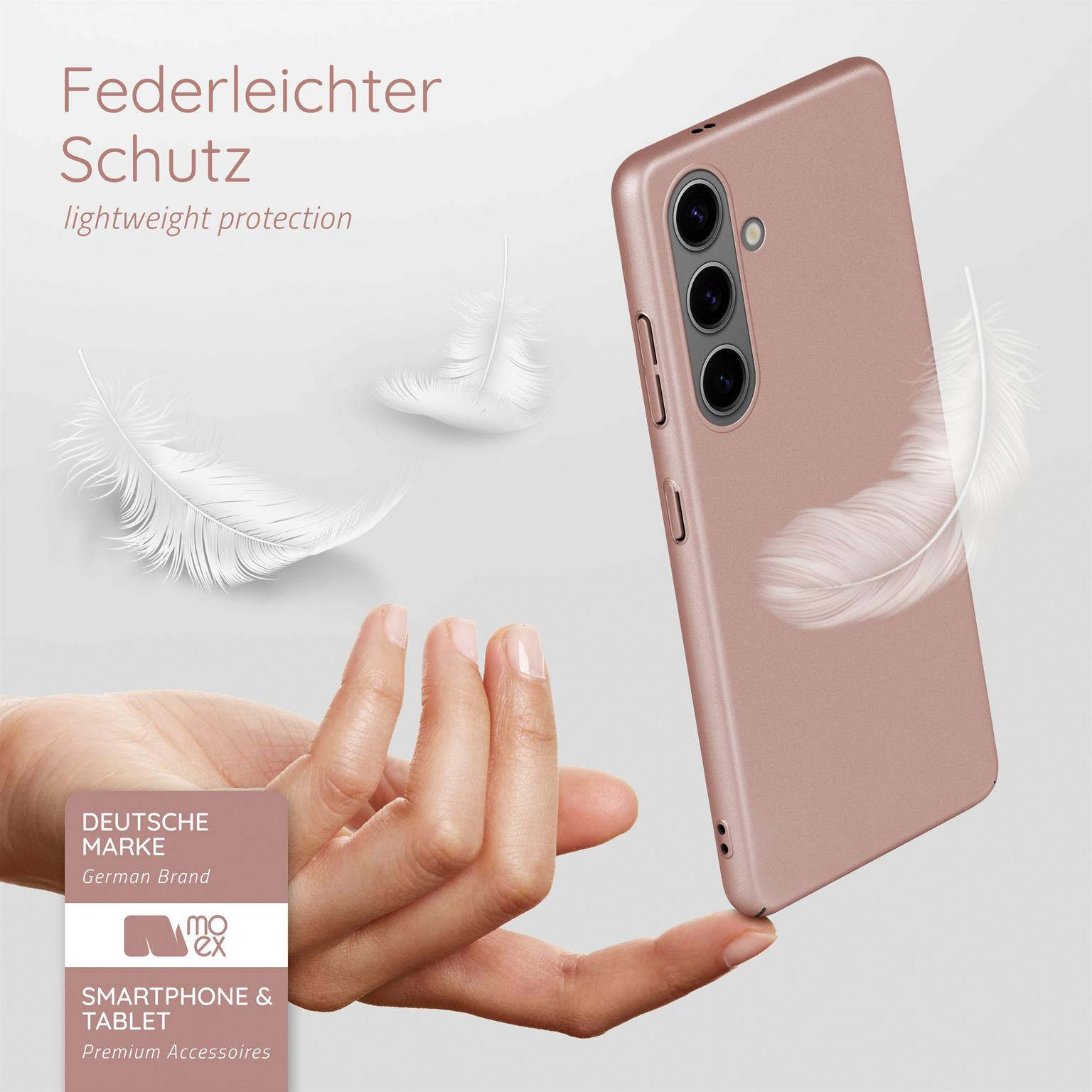 Roségoldene Handyhülle mit Federn und einem Mo Ex Markenlabel.