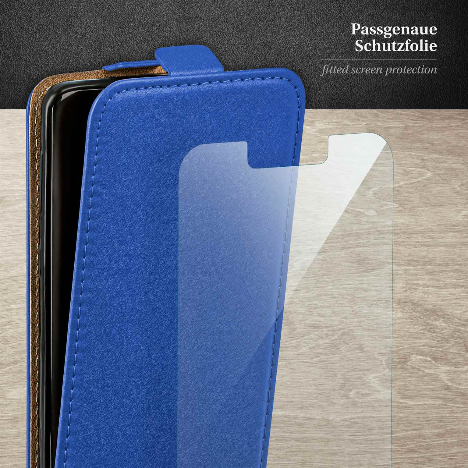 Eine blaue Handyhülle mit Displayschutz. Der Displayschutz ist transparent. Der Hintergrund ist holzig.