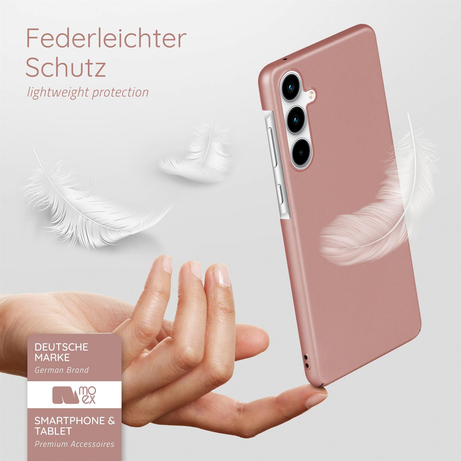 Hand hält eine rosa Handyhülle mit Federn im Hintergrund.
