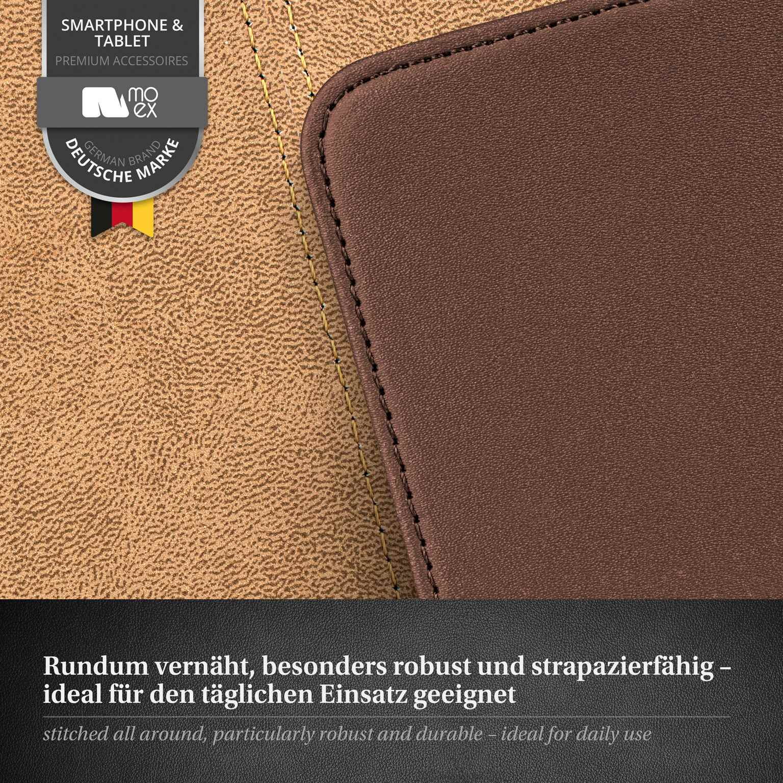 Nahaufnahme einer braunen Lederhülle. Die Hülle hat einen genähten Rand und ein deutsches Markenschild.