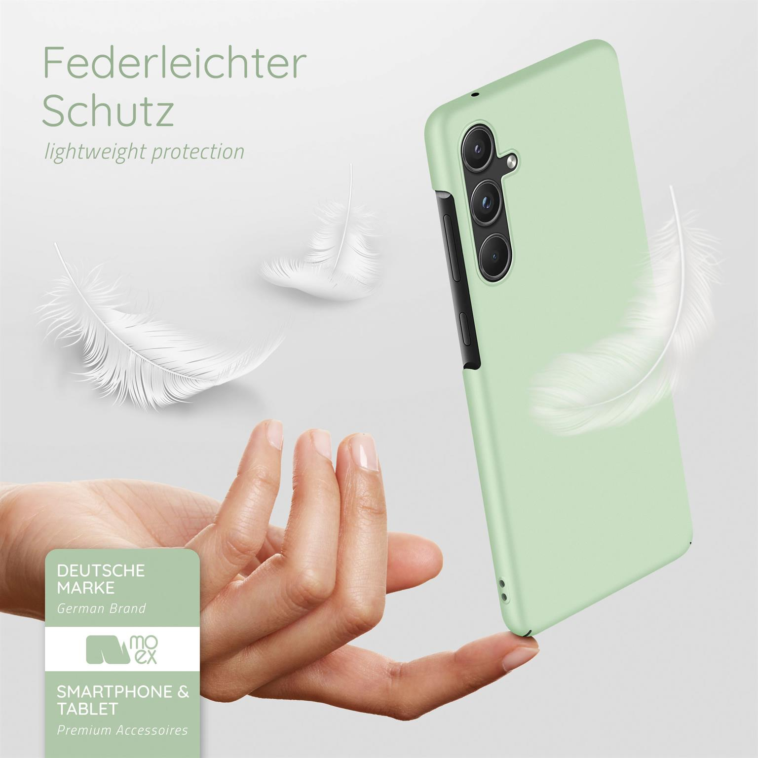 Eine Hand hält eine mintgrüne Handyhülle. Federn schweben darum. Der Hintergrund ist weiß.
