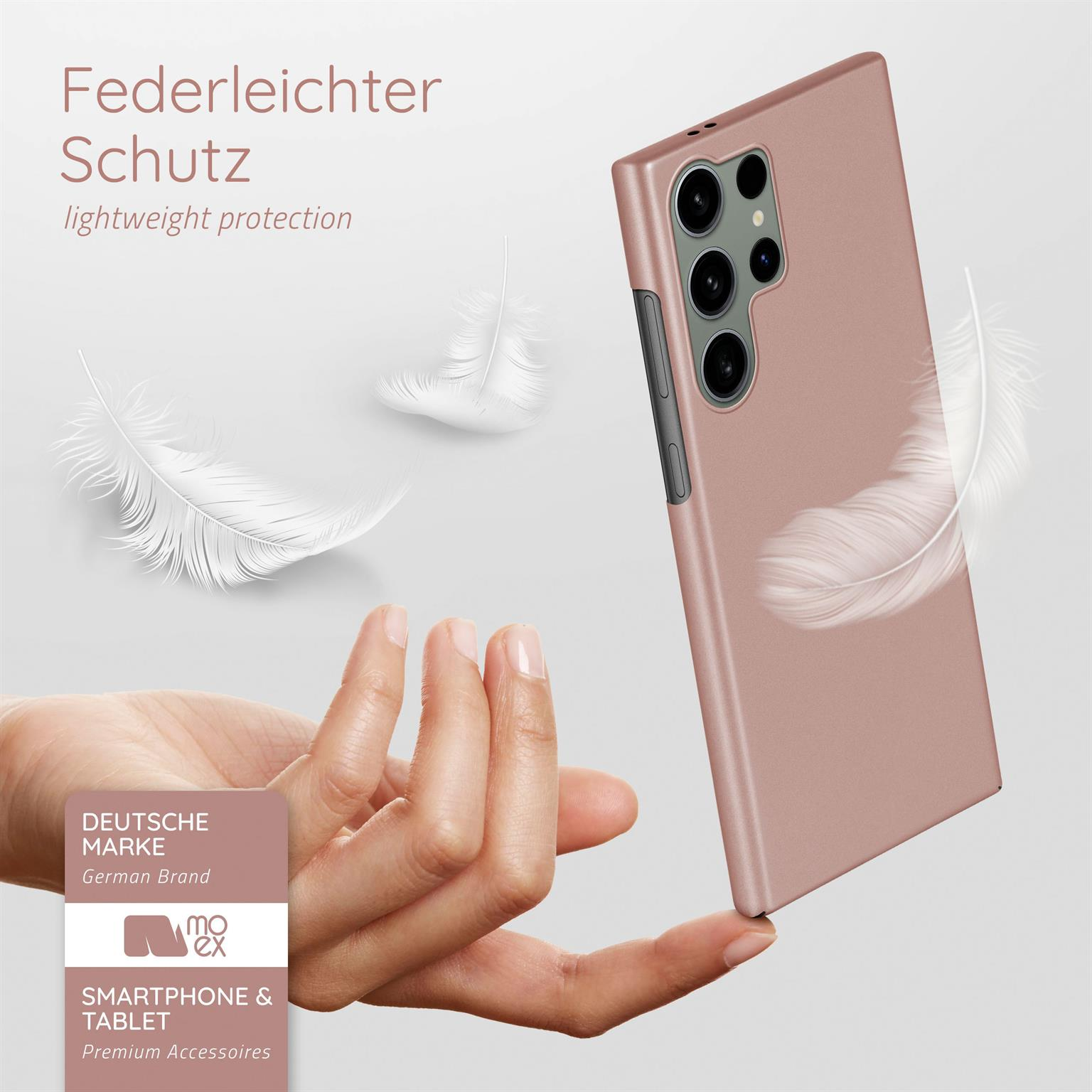 Hand hält rosa Handyhülle mit Federn. Deutsches Markenlogo. Text: Federleichter Schutz.