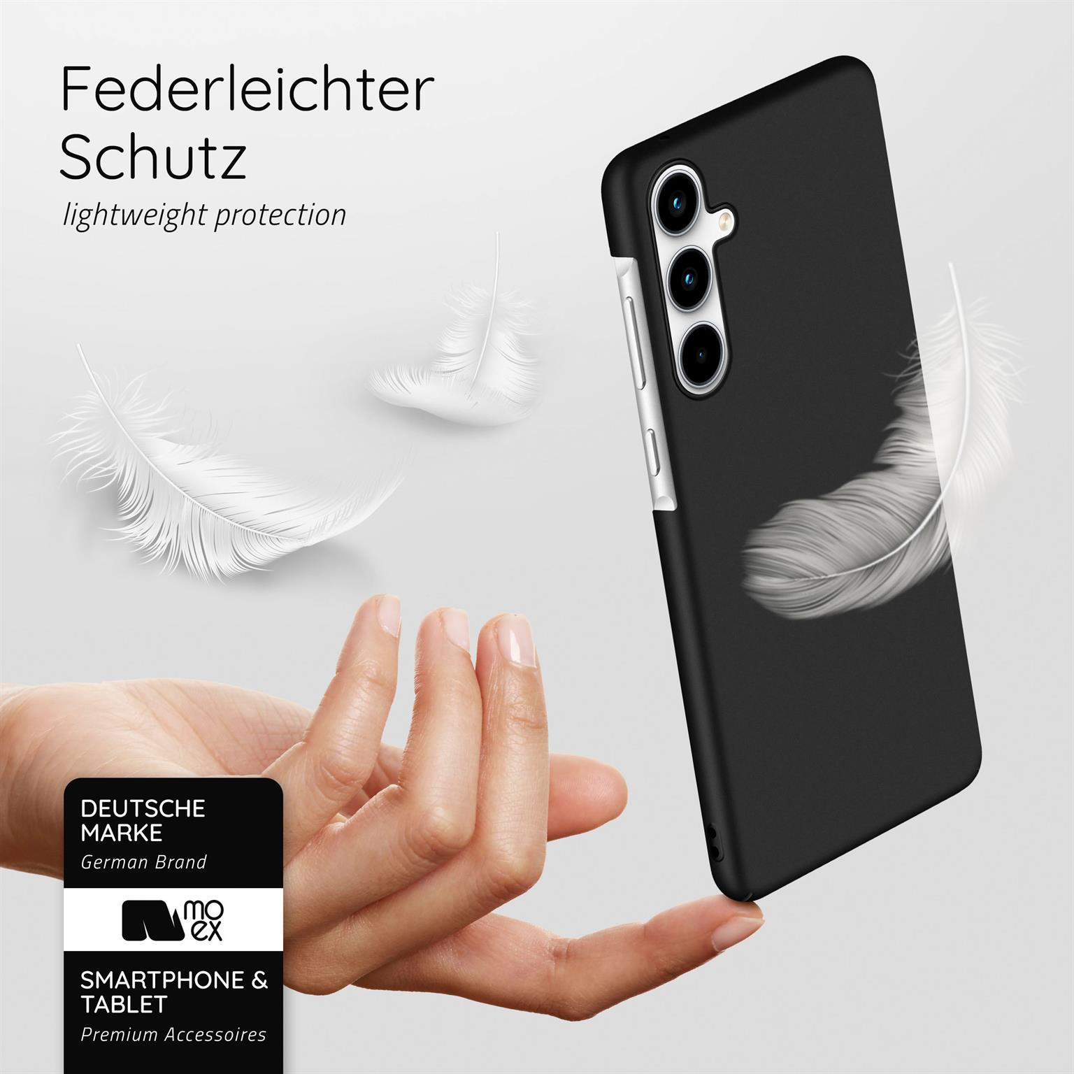Eine schwarze Handyhülle mit Federdesign wird von einer Hand gehalten. Die Hülle hat ein Markenlogo.