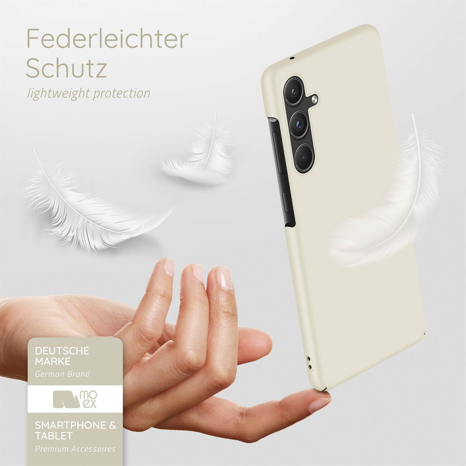 Eine Hand hält ein Telefon mit cremefarbener Hülle, mit Federn und Text im Hintergrund.