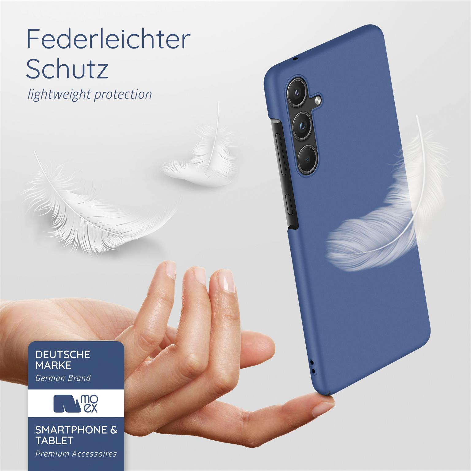 Eine blaue Handyhülle mit einer Feder und einer Hand, die sie hält.