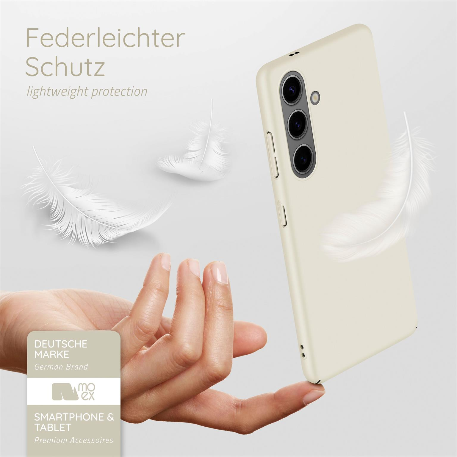 Eine Handyhülle wird von einer Hand gehalten, mit schwebenden Federn und einem Markenlogo.