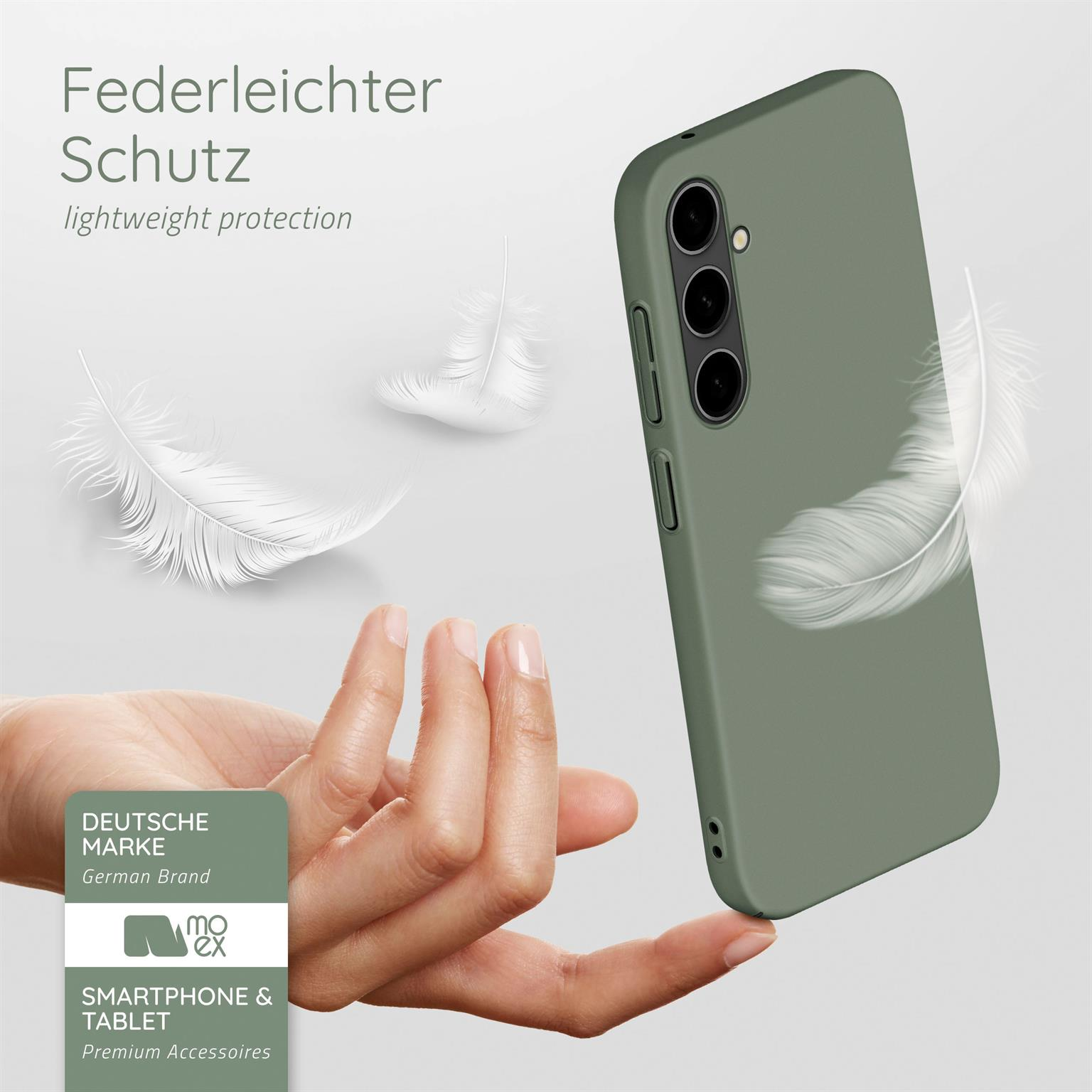 Hand hält grüne Handyhülle. Federn im Hintergrund.