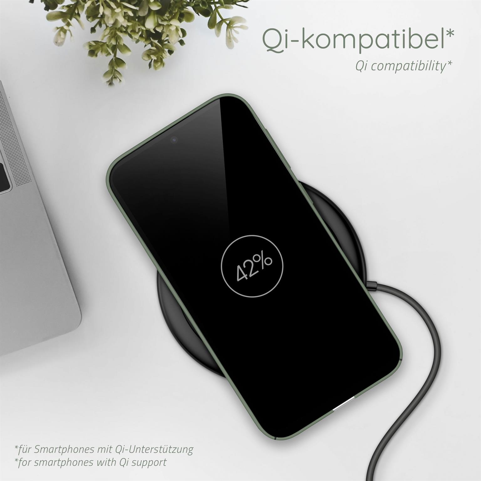 Telefon wird kabellos geladen, 42% Akku. Laptop und Pflanze im Hintergrund.