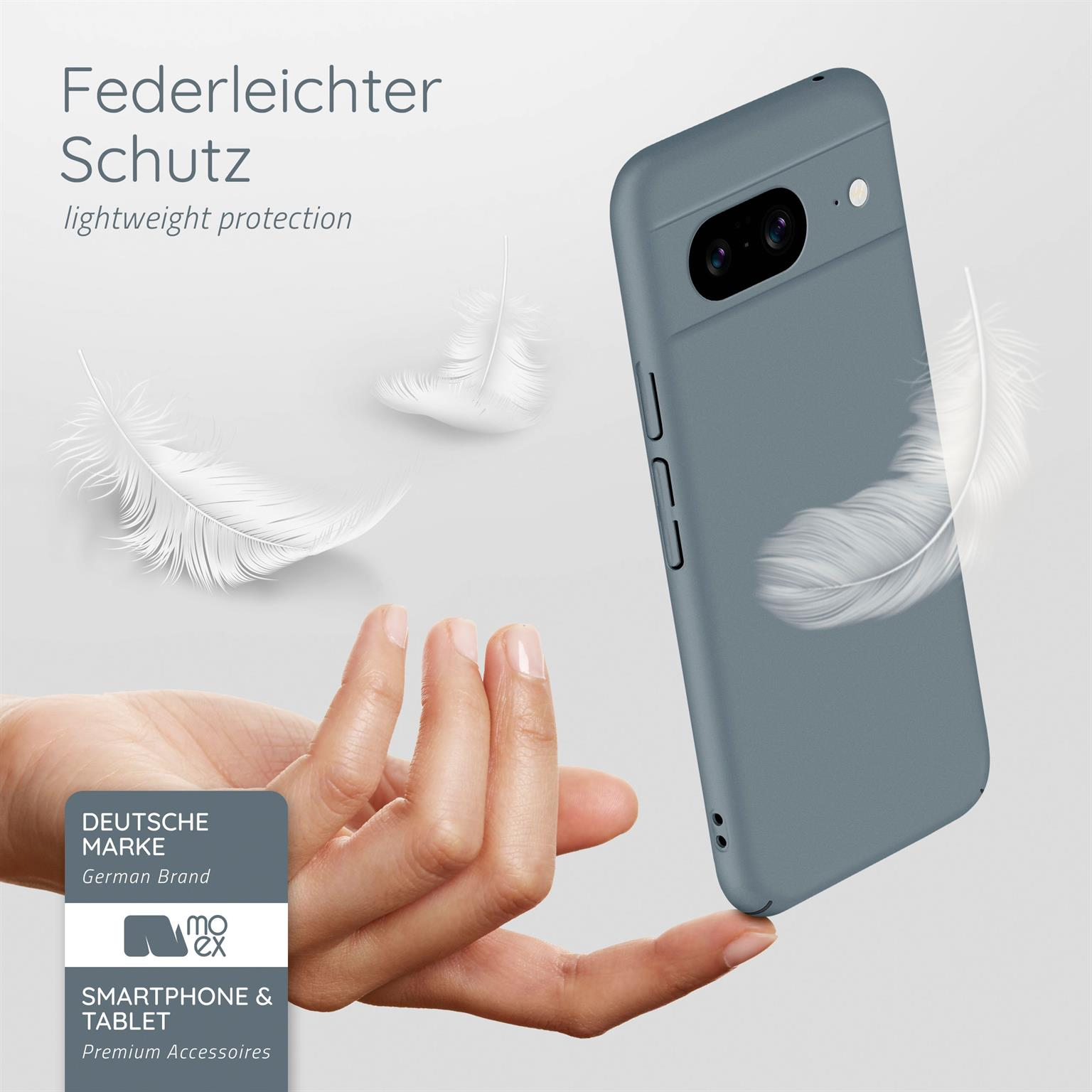 Hand hält graue Handyhülle, Feder im Hintergrund. Deutsches Markenlogo.