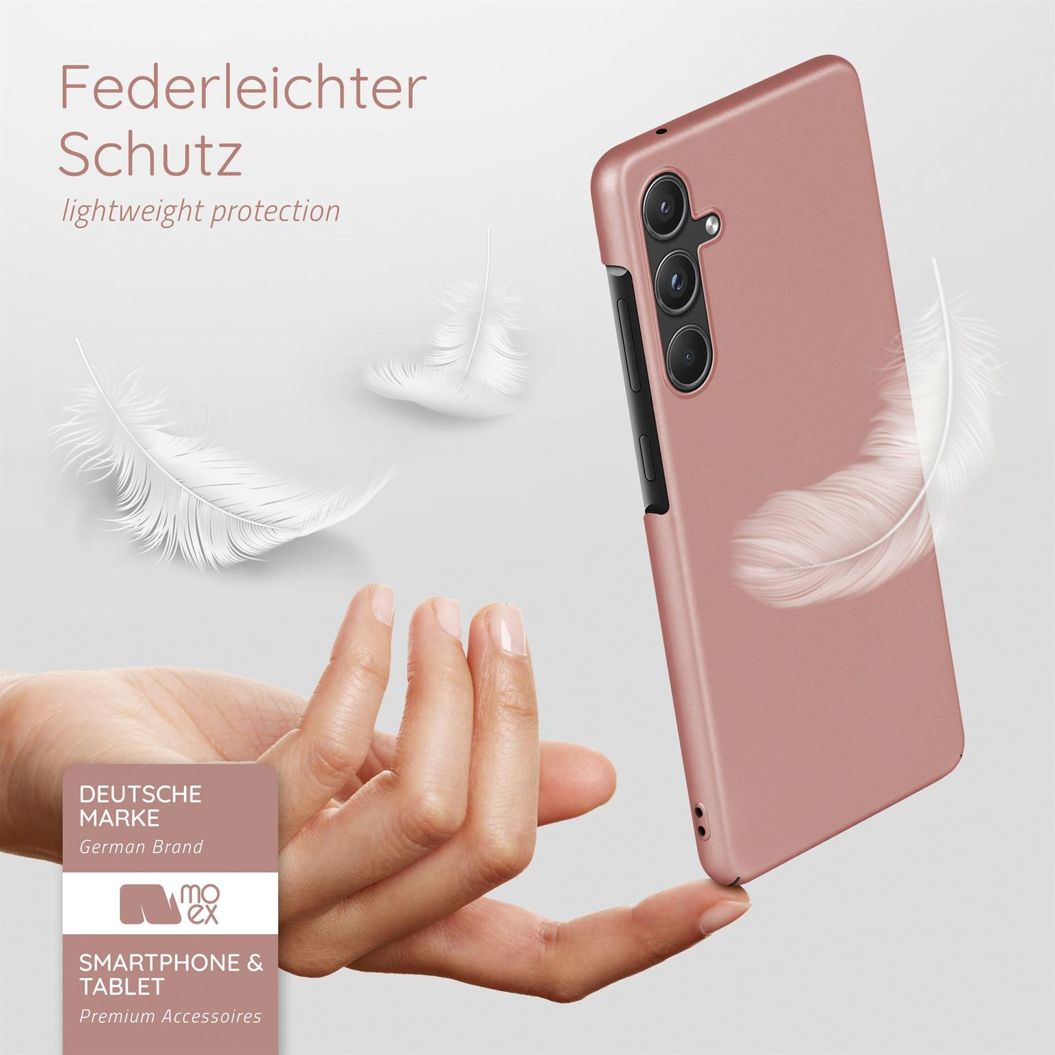 Hand hält Handyhülle, drei weiße Federn schweben. Text: Leichter Schutz.