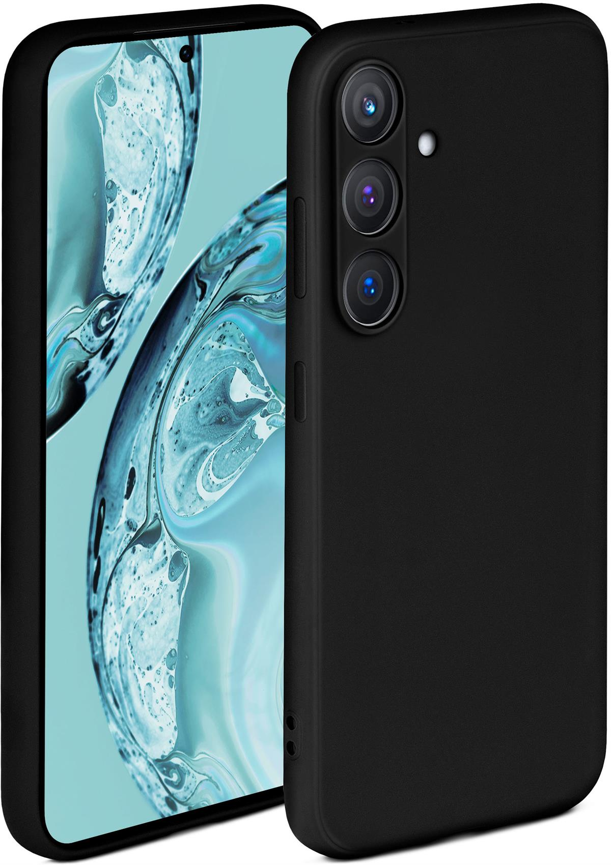 Schwarzes Telefon mit Dreifachkamera, Hülle sichtbar.