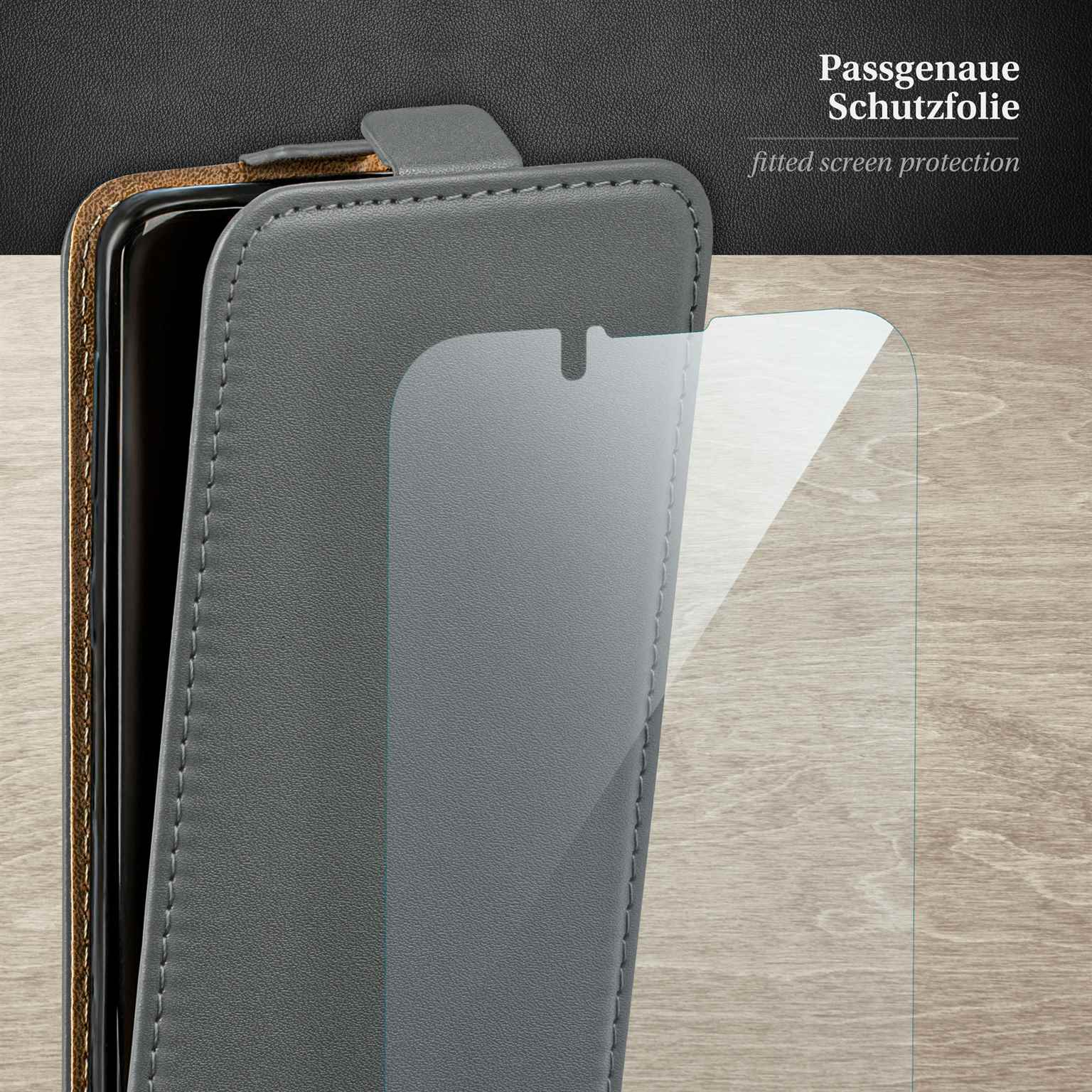 Eine Handyhülle, in der eine Displayschutzfolie angebracht wird. Das Telefon befindet sich in einer taschenartigen Hülle.