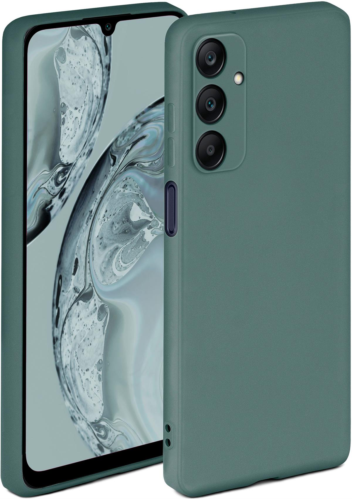 Grüne Handyhülle. Drei Kameralinsen. Telefon daneben. Das Display zeigt ein abstraktes Design.