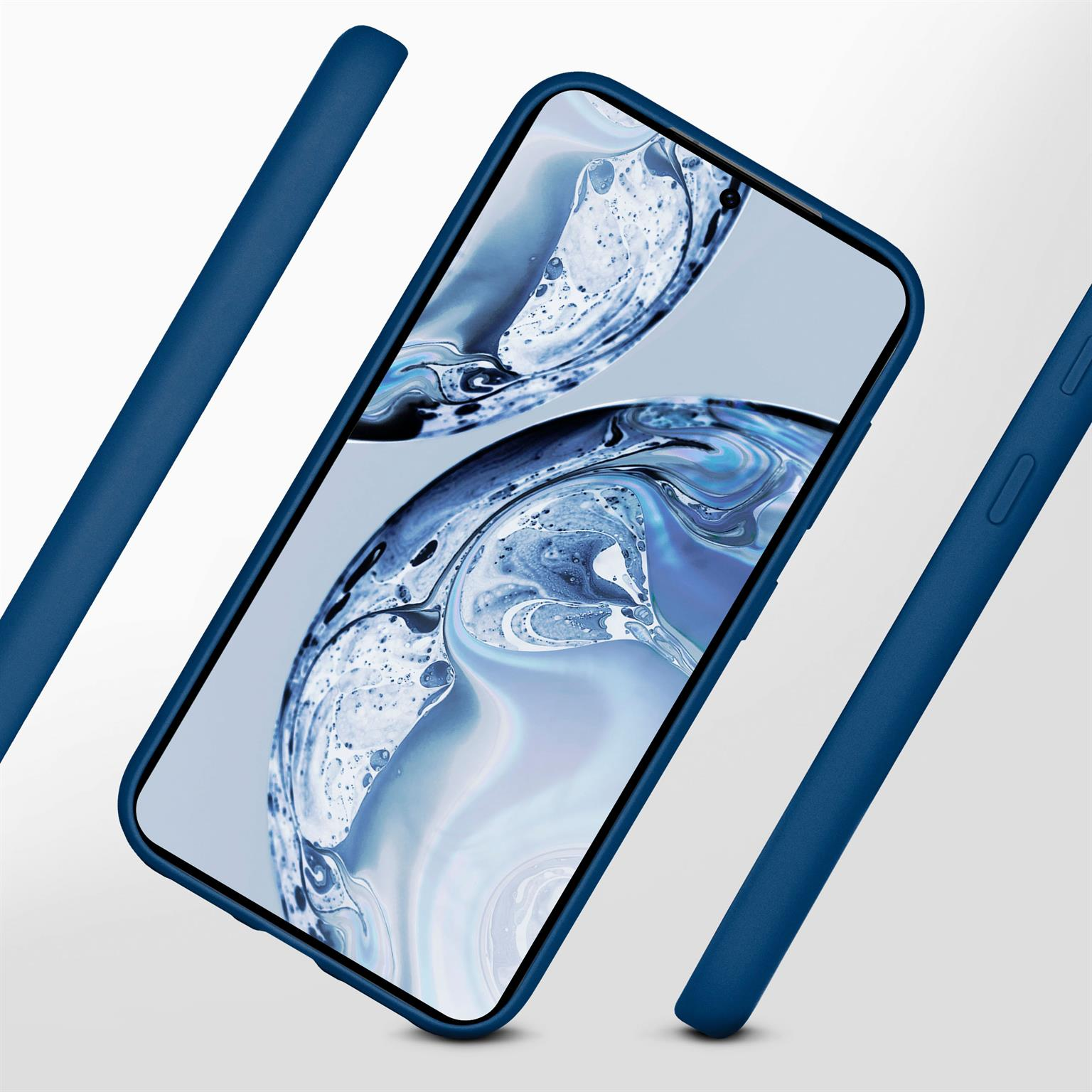Telefon in blauer Hülle, weitere Hüllenteile sichtbar. Der Bildschirm zeigt ein farbenfrohes Bild.