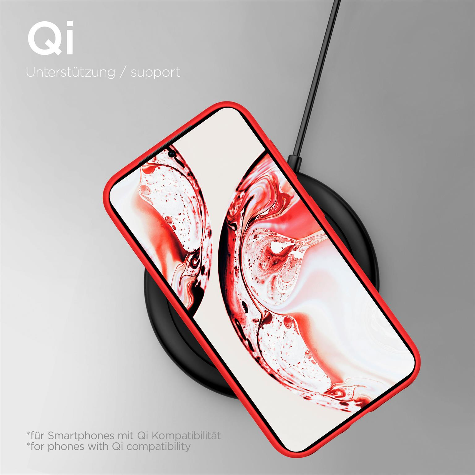 Telefon in roter Hülle auf kabellosem Ladegerät. Qi-Logo und Text sichtbar.