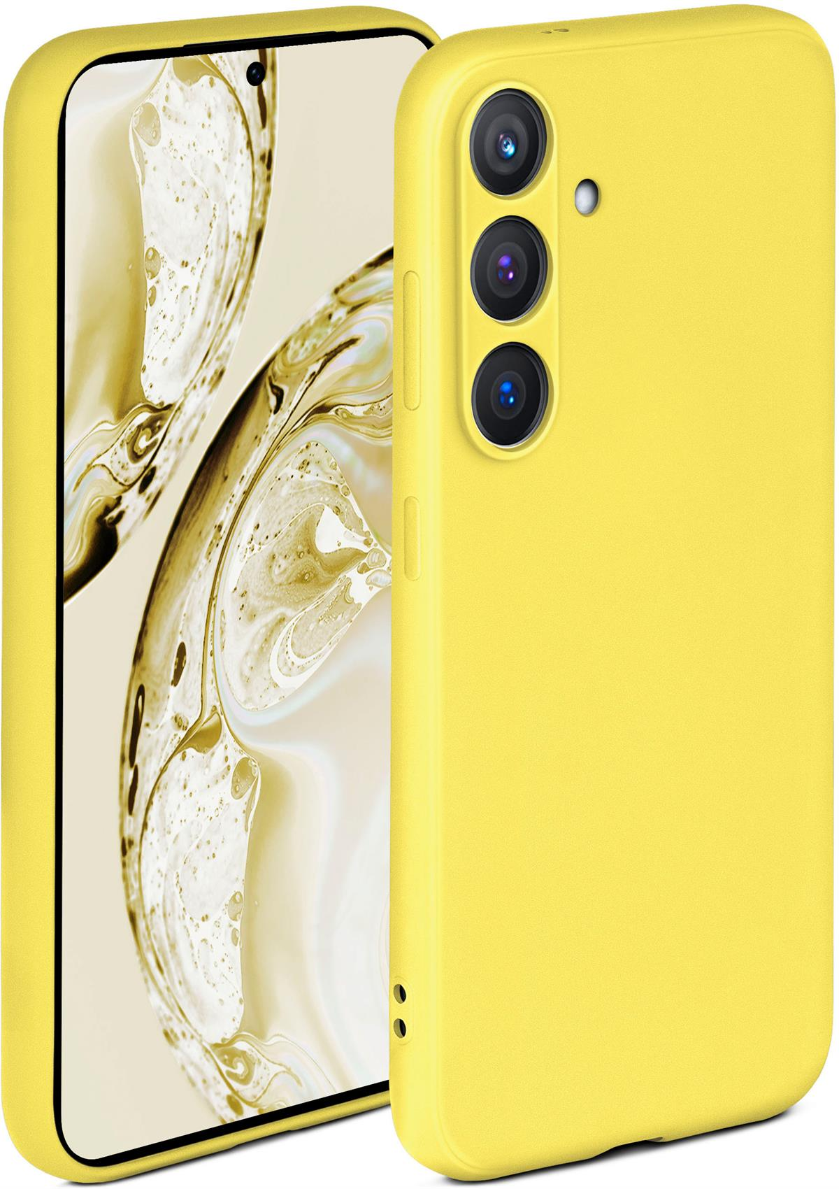 Eine gelbe Handyhülle neben einem Telefon mit buntem, abstraktem Hintergrund.