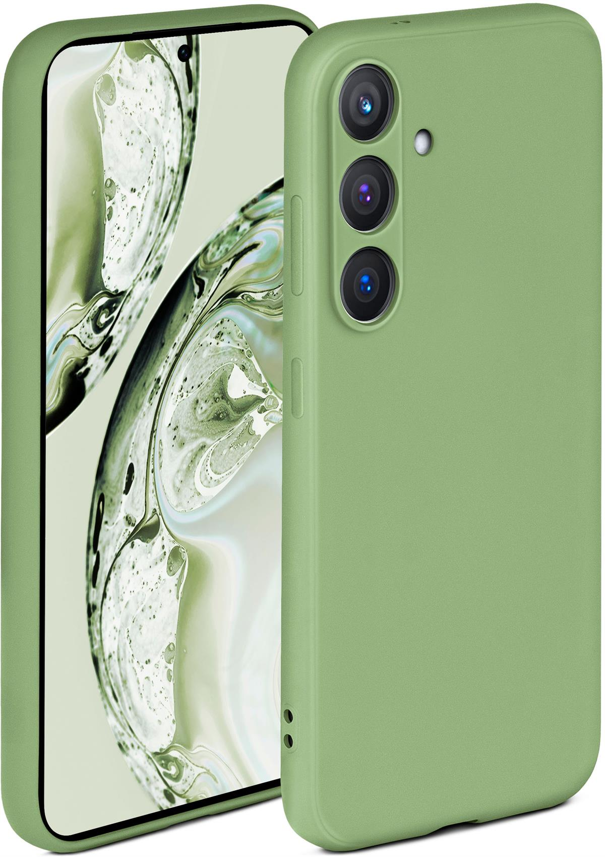 Hellgrüne Handyhülle. Telefon sichtbar. Drei Rückkameras sichtbar. Winkelansicht.