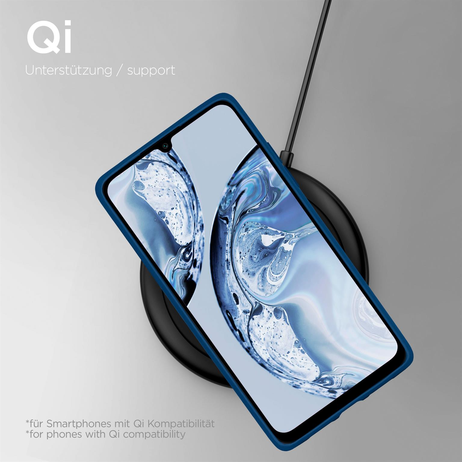 Telefon in blauer Hülle auf kabellosem Ladegerät. Weißer Hintergrund.