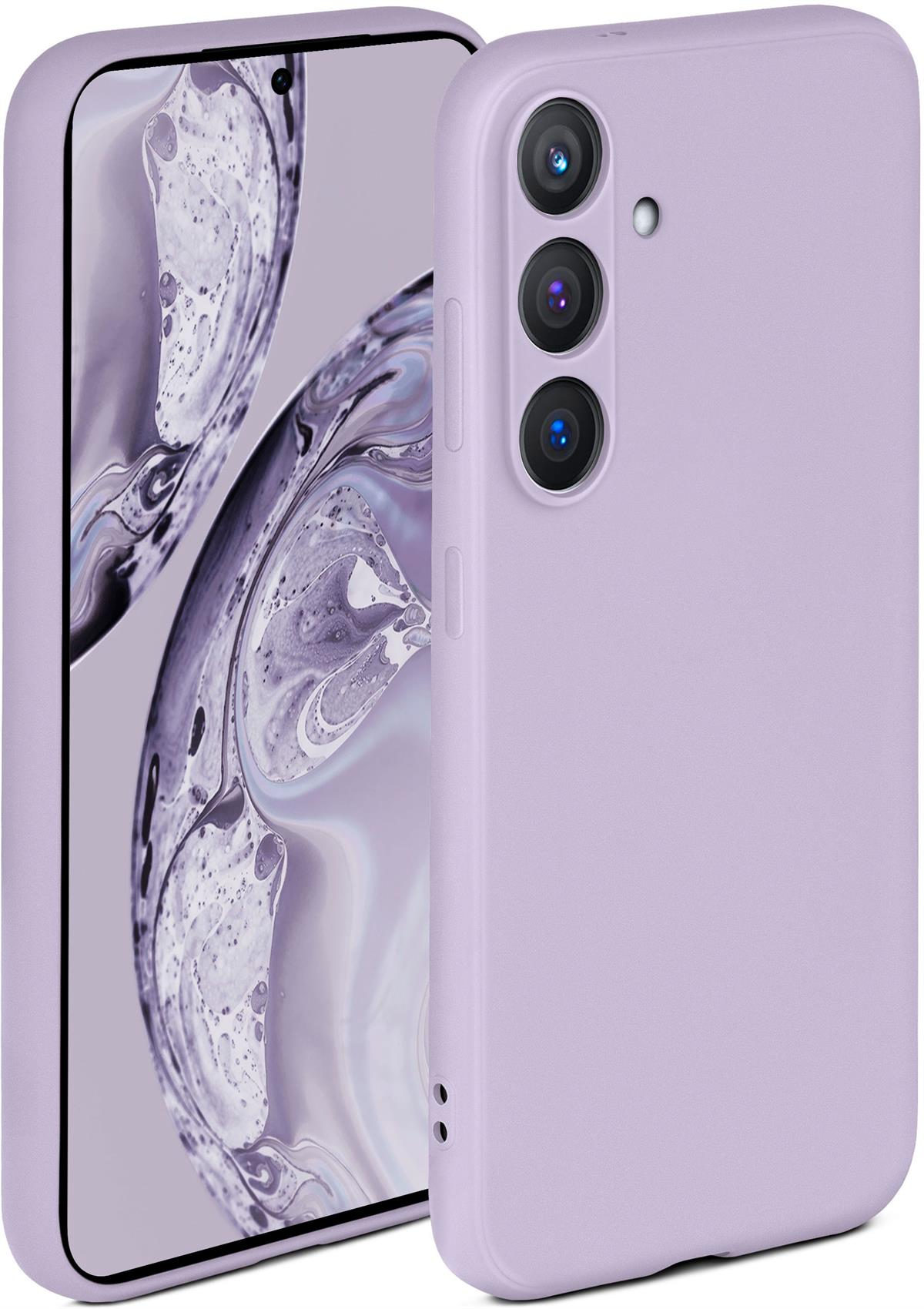 Eine lavendelfarbene Handyhülle mit einem Handy darin. Der Hintergrund ist ein abstraktes Design.