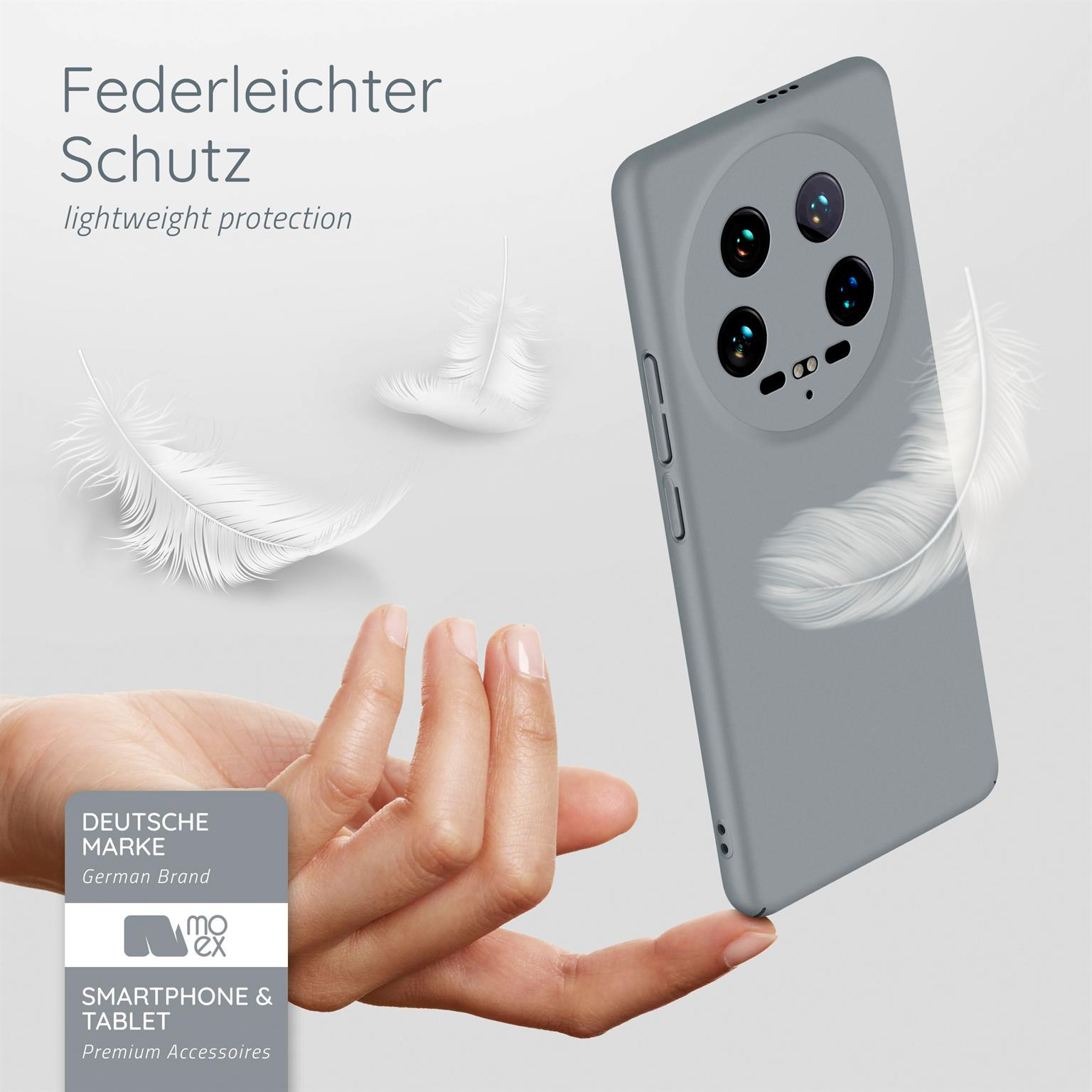 Graue Handyhülle und Hand, die sie hält, mit weißen Federn im Hintergrund.