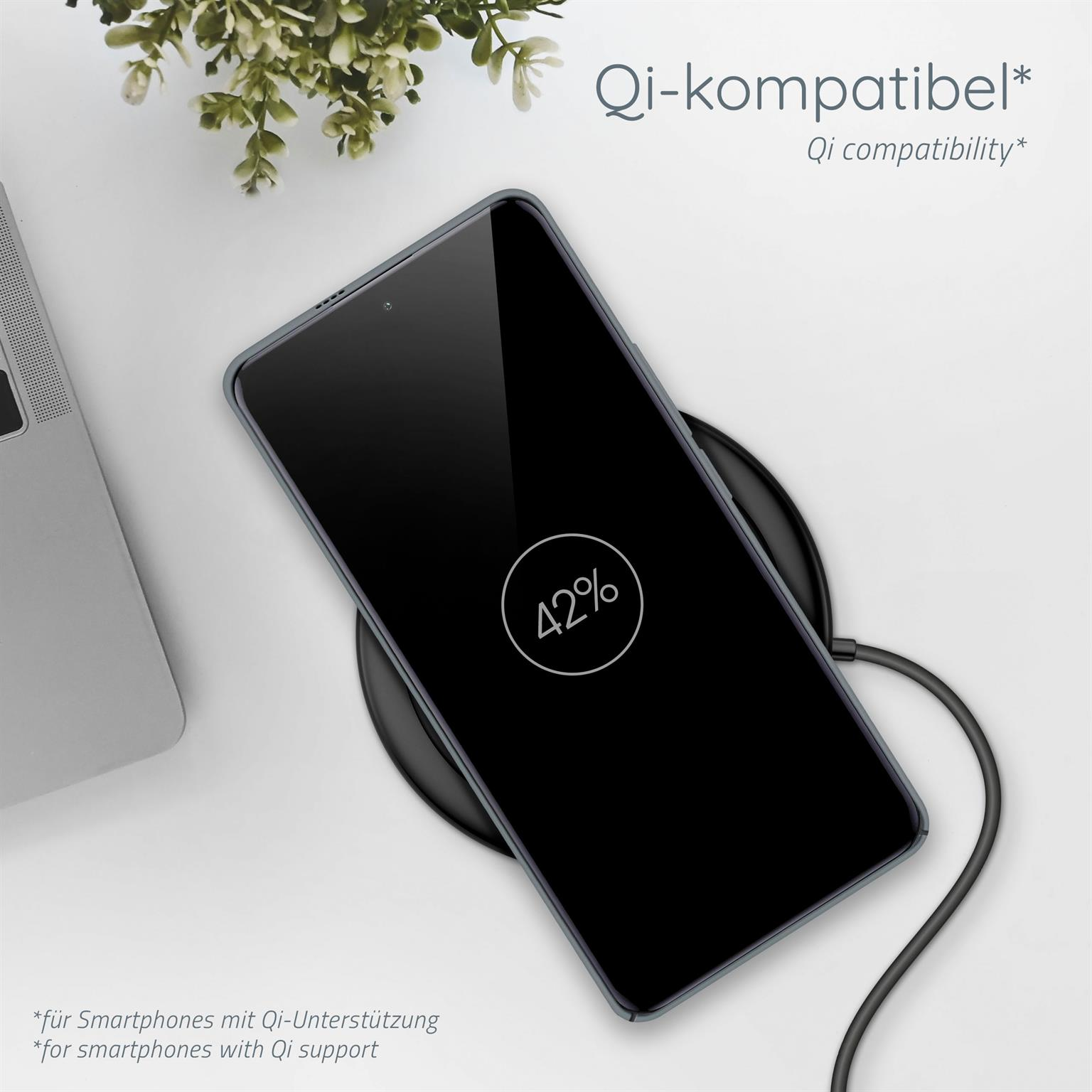 Smartphone lädt auf schwarzem kabellosen Ladegerät, zeigt 42% Akku an. Qi-Kompatibilitätstext.