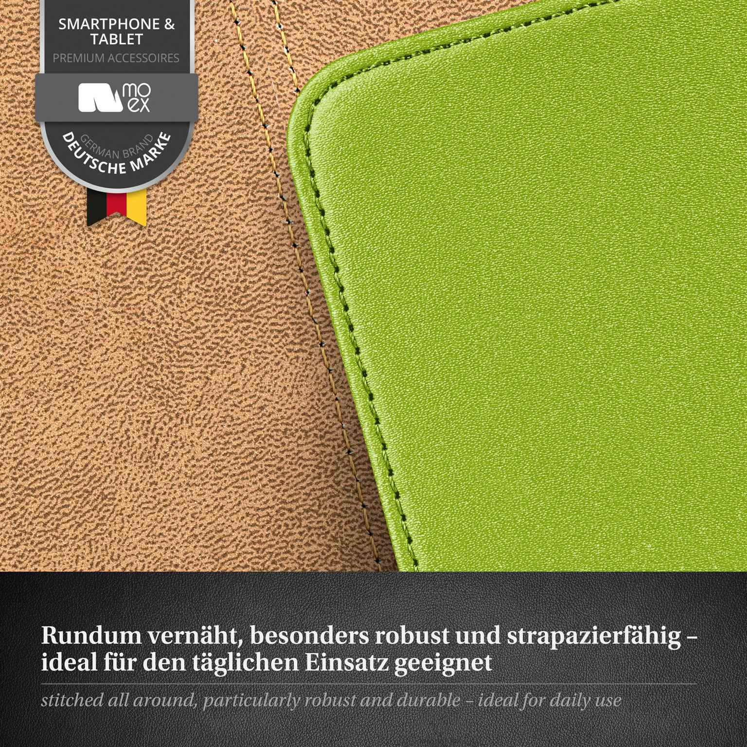 Nahaufnahme einer grünen Lederhülle, die an den Rändern genäht ist. Deutsches Markenlogo.